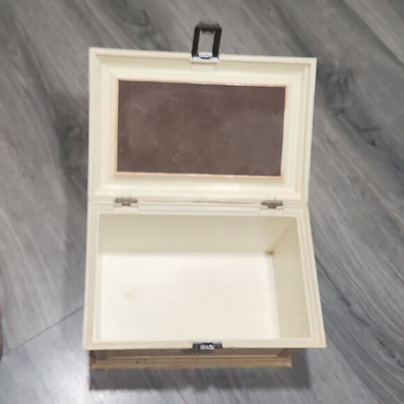 Vintage Learner Sewing Box - Picture 8 of 8